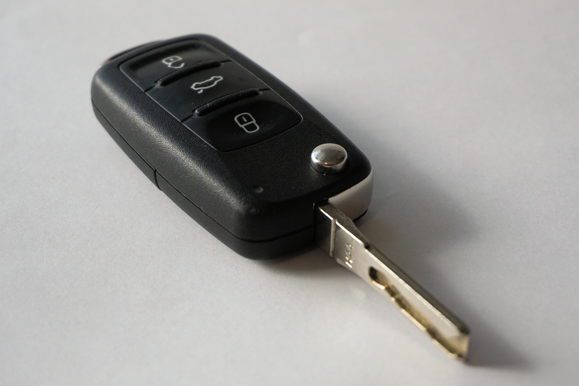 24/7 locksmith replacing worn, bent, or broken car keys with a fresh cut.