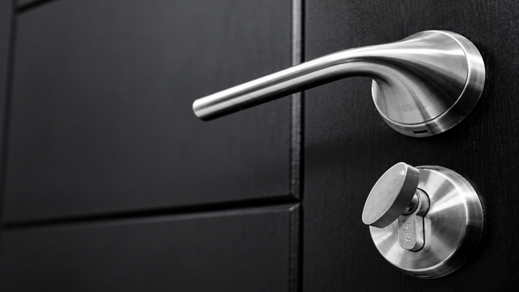 24/7 mobile emergency locksmith near me unlocking a door on-site